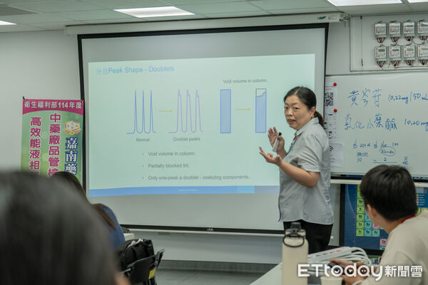 ▲嘉南藥理大學開辦中藥品管檢驗研習營，學員實作高效能液相層析儀操作訓練。（記者林東良翻攝，下同）