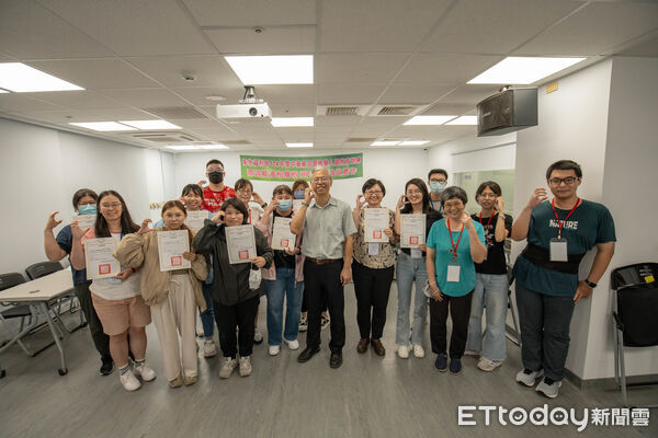 ▲嘉南藥理大學開辦中藥品管檢驗研習營，學員實作高效能液相層析儀操作訓練。（記者林東良翻攝，下同）