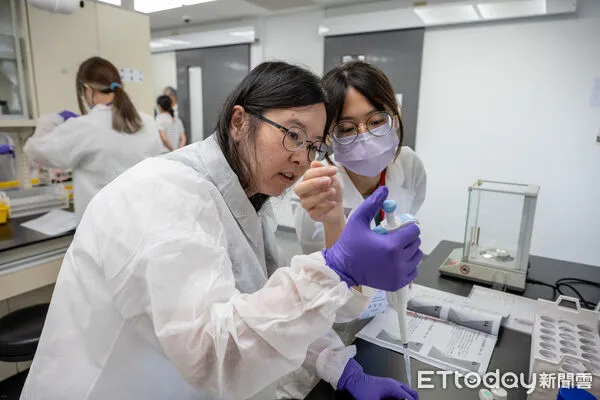 ▲嘉南藥理大學開辦中藥品管檢驗研習營，學員實作高效能液相層析儀操作訓練。（記者林東良翻攝，下同）