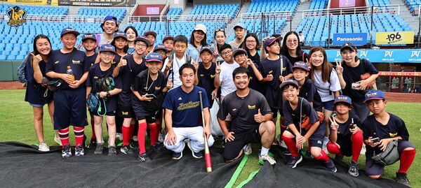 ▲▼  香港少棒小朋友來看球           。（圖／中信兄弟提供）
