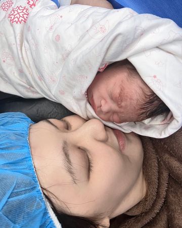 ▲▼劉雨柔順產女兒！醫護驚呼「也太長了」喜曝全家福。（圖／翻攝自Instagram／lyvonne0526）