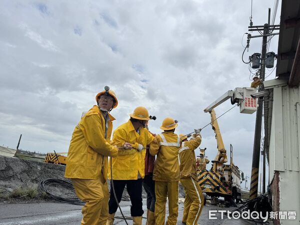▲台電新營區處動員逾千人搶修電力系統，力拚災後全面復電。（記者林東良翻攝，下同）