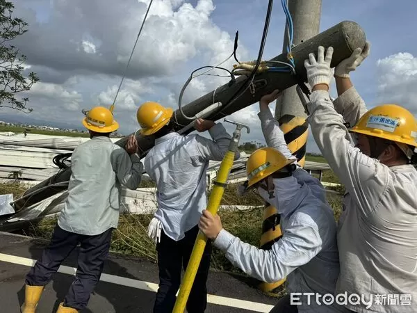 ▲台電新營區處動員逾千人搶修電力系統，力拚災後全面復電。（記者林東良翻攝，下同）