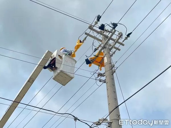 ▲台電新營區處動員逾千人搶修電力系統，力拚災後全面復電。（記者林東良翻攝，下同）