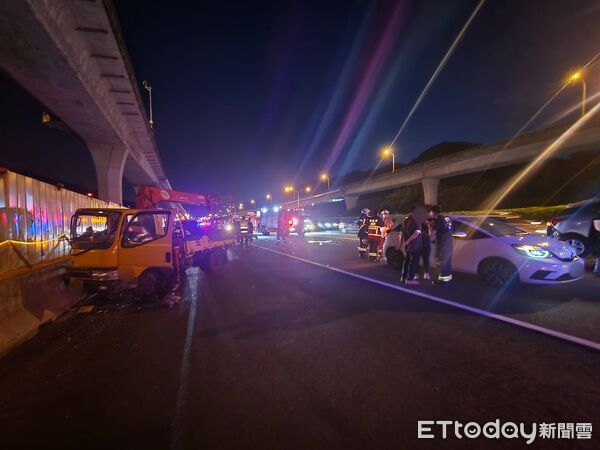 ▲▼國道1號五股段4車追撞　現場撞擊畫面曝光。（圖／記者陳以昇翻攝）