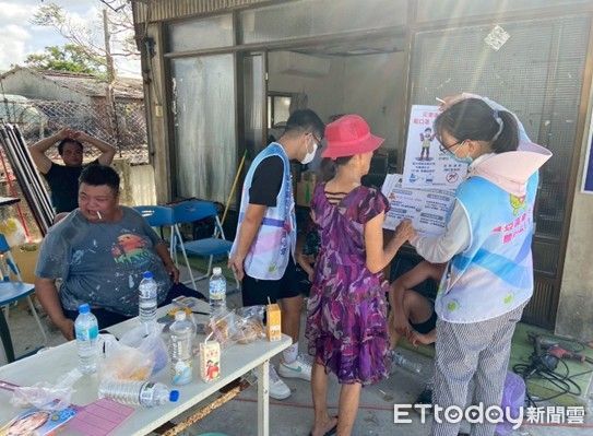 ▲台南市衛生局動員災區防疫物資配送，協助民眾災後消毒環境，衛生局李翠鳳局長並前往柳營奇美醫院慰問醫護，感謝醫療不中斷的堅守精神。（記者林東良翻攝，下同）