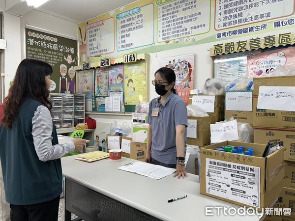 ▲台南市衛生局動員災區防疫物資配送，協助民眾災後消毒環境，衛生局李翠鳳局長並前往柳營奇美醫院慰問醫護，感謝醫療不中斷的堅守精神。（記者林東良翻攝，下同）