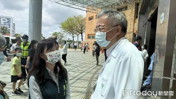 ▲台南市衛生局動員災區防疫物資配送，協助民眾災後消毒環境，衛生局李翠鳳局長並前往柳營奇美醫院慰問醫護，感謝醫療不中斷的堅守精神。（記者林東良翻攝，下同）