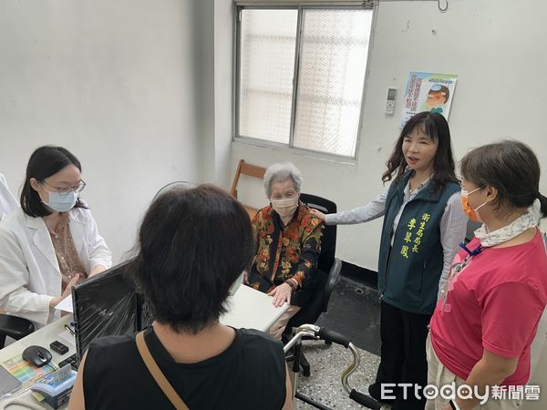 ▲台南市衛生局動員災區防疫物資配送，協助民眾災後消毒環境，衛生局李翠鳳局長並前往柳營奇美醫院慰問醫護，感謝醫療不中斷的堅守精神。（記者林東良翻攝，下同）