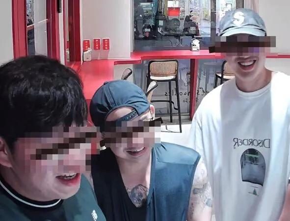 ▲▼台中「歡樂三兄弟」笑著偷肉蛋起司　自助泡麵店等自首：7天後提告。（圖／翻攝Let‘s Noodles 24hr自助泡麵店臉書）