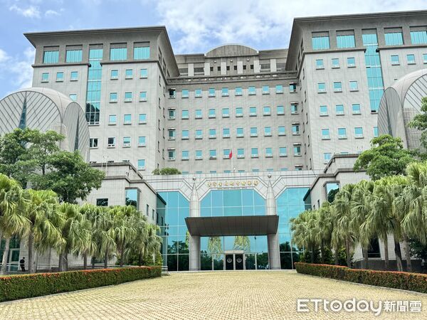 ▲台南地檢署偵辦林姓調查官涉貪案，指揮調查局中機組南下搜索，檢方今日凌晨聲押禁見。（記者林東良攝）