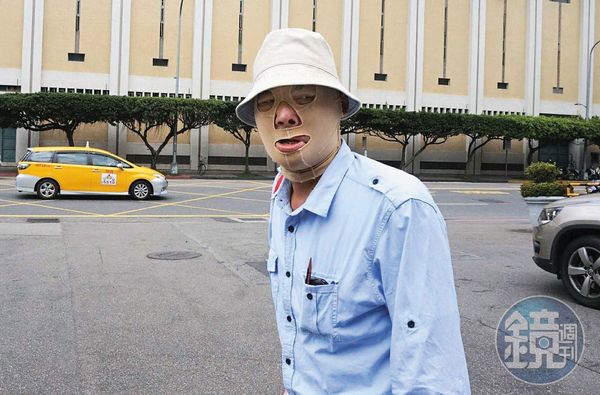 翁仁賢的哥哥（圖）雖逃過死劫，但嚴重燒燙傷，出庭時還穿著壓力衣。（劉志原攝）