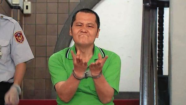 翁仁賢出庭時毫無悔意，還對採訪的媒體記者比中指嗆聲。（東森新聞提供）