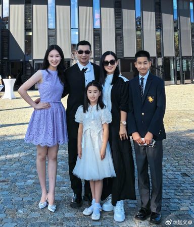▲▼趙文卓17歲愛女畢業！讀瑞士名校「全球最貴」學費1年破500萬台幣。（圖／翻攝自微博／趙文卓、張丹露）