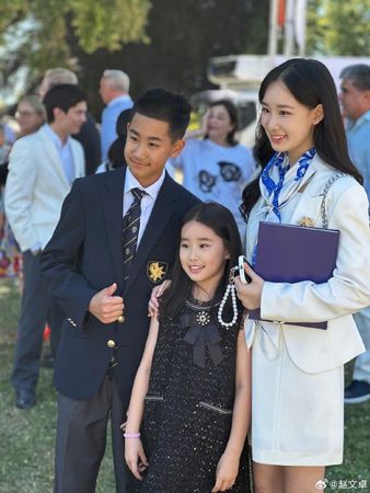 ▲▼趙文卓17歲愛女畢業！讀瑞士名校「全球最貴」學費1年破500萬台幣。（圖／翻攝自微博／趙文卓、張丹露）