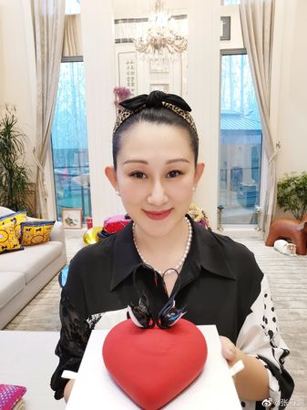 ▲▼趙文卓17歲愛女畢業！讀瑞士名校「全球最貴」學費1年破500萬台幣。（圖／翻攝自微博／趙文卓、張丹露）