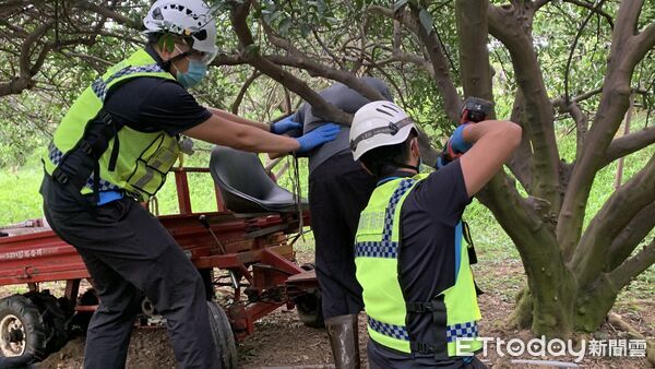 ▲林姓老翁慘遭搬運車夾困果樹，消防人員鋸斷樹林協助脫困，送醫宣告不治。（圖／記者楊永盛翻攝）