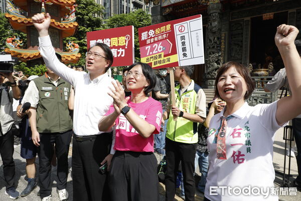 ▲▼新北板橋護國大遶境集結出發儀式17日於板橋深丘福德宮舉行，民進黨秘書長林右昌、副秘書長何博文、立委蘇巧慧、林楚茵、吳思瑤、李坤城、邱議瑩、新北市議員石一佑、山田摩衣、戴瑋珊全部出席，衝高大免聲勢。（圖／記者湯興漢攝）