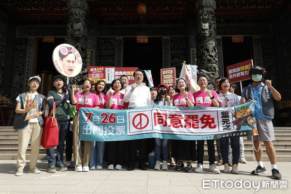 ▲▼新北板橋護國大遶境集結出發儀式17日於板橋深丘福德宮舉行，民進黨秘書長林右昌、副秘書長何博文、立委蘇巧慧、林楚茵、吳思瑤、李坤城、邱議瑩、新北市議員石一佑、山田摩衣、戴瑋珊全部出席，衝高大免聲勢。（圖／記者湯興漢攝）