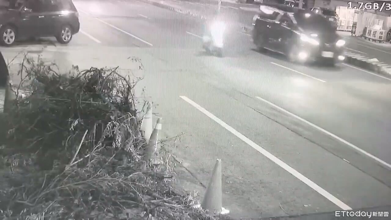 快訊／掃射畫面曝！尾隨「鳳梨」阿法座車　槍手「騎射」後逃逸