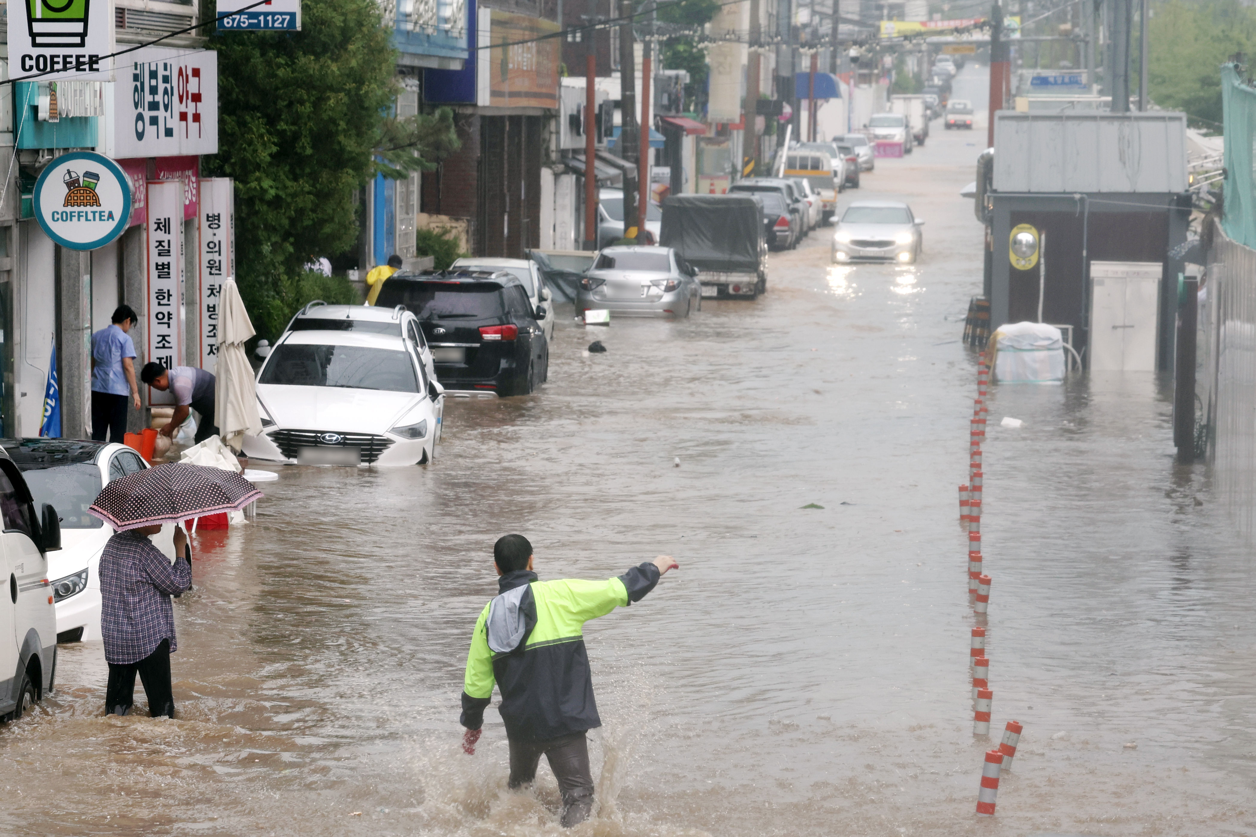 ▲▼位於韓國西南部的光州廣域市17日暴雨成災，道路宛如小河。（圖／達志影像／newscom）