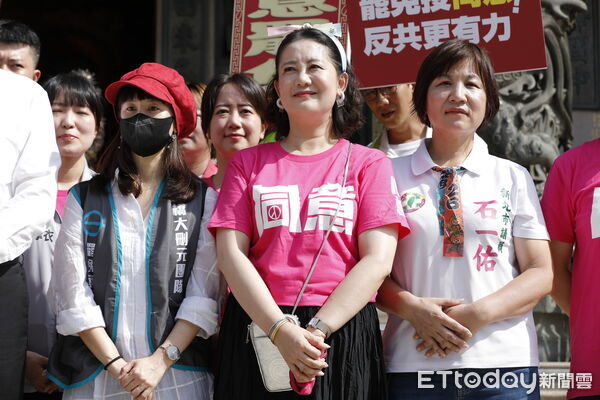 ▲▼新北板橋護國大遶境集結出發儀式17日於板橋深丘福德宮舉行，民進黨秘書長林右昌、副秘書長何博文、立委蘇巧慧、林楚茵、吳思瑤、李坤城、邱議瑩、新北市議員石一佑、山田摩衣、戴瑋珊全部出席，衝高大免聲勢。（圖／記者湯興漢攝）