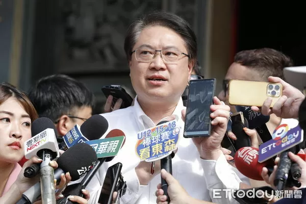 ▲▼新北板橋護國大遶境集結出發儀式17日於板橋深丘福德宮舉行，民進黨秘書長林右昌、副秘書長何博文、立委蘇巧慧、林楚茵、吳思瑤、李坤城、邱議瑩、新北市議員石一佑、山田摩衣、戴瑋珊全部出席，衝高大免聲勢。（圖／記者湯興漢攝）