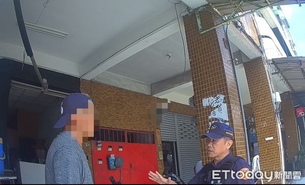 ▲▼昨日（16日）下午1時30分，高雄市2025城鎮韌性「防空演習」警報發放時，一名5馬姓男子仍在路上逗留，遭警方上前關切，並引導至騎樓避難。（圖／記者吳世龍翻攝）