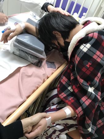 ▲楊月娥PO女兒小蓁的照片，心疼愛女要面對抽血的恐懼，感謝醫護人員的同理心。（圖／翻攝自臉書／楊月娥）