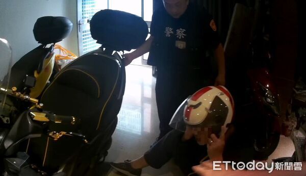 ▲▼             桃園男子被300公斤的愛車壓住受困，痛苦哀號動彈不得。（圖／記者沈繼昌翻攝，下同）