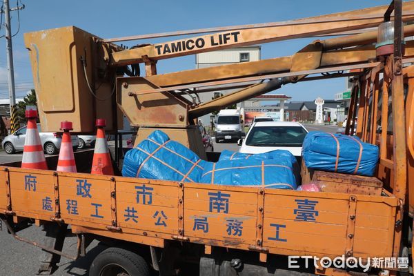 ▲黃偉哲17日前往北門災區視察，向參與重建工作的義消與替代役致意，並親送豆花慰勞人員。（記者林東良翻攝，下同）