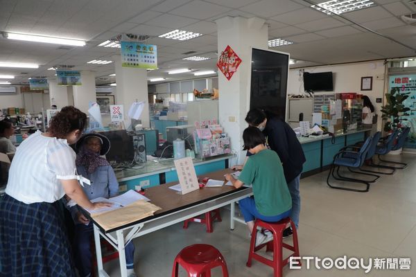▲黃偉哲17日前往北門災區視察，向參與重建工作的義消與替代役致意，並親送豆花慰勞人員。（記者林東良翻攝，下同）
