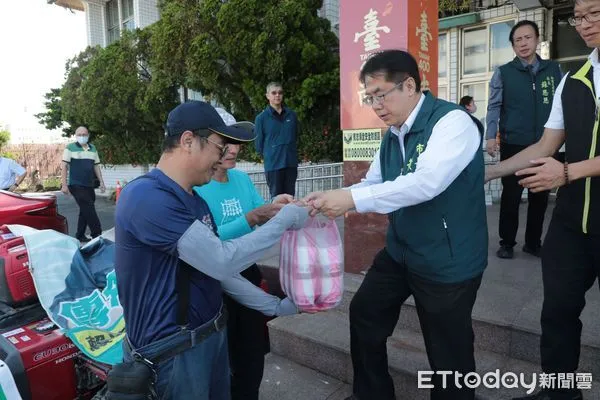 ▲黃偉哲17日前往北門災區視察，向參與重建工作的義消與替代役致意，並親送豆花慰勞人員。（記者林東良翻攝，下同）