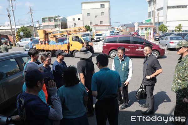▲黃偉哲17日前往北門災區視察，向參與重建工作的義消與替代役致意，並親送豆花慰勞人員。（記者林東良翻攝，下同）
