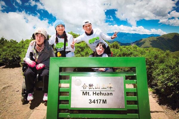 李光輝（後右）全家曾與一眾罕病病友家庭，一同爬上合歡山。（李光輝提供）
