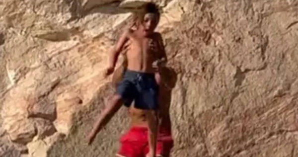 35歲的加勒特吉（Garrett Gee）將年僅七歲的小兒子從懸崖上推入湖中。（圖／翻攝自「The Bucket List Family」IG）