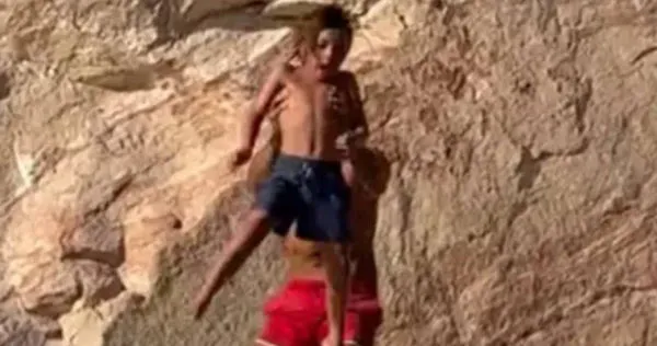 35歲的加勒特吉（Garrett Gee）將年僅七歲的小兒子從懸崖上推入湖中。（圖／翻攝自「The Bucket List Family」IG）