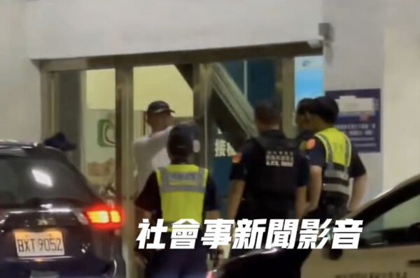▲▼小港機場爆糾紛！男子叫多元化計程車遭驅離　失控狂飆罵航警。（圖／翻攝社會事新聞影音）