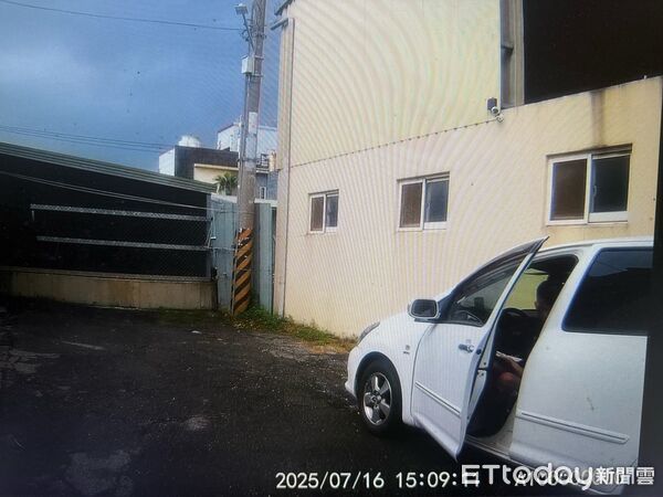 ▲▼男子無視酷熱天氣，神情恍惚的坐在車內，原來是毒癮發作。（圖／民眾提供，下同）