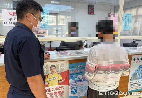 ▲東港警分局員警與行員成功勸阻郭男匯款。（圖／記者陳崑福翻攝）