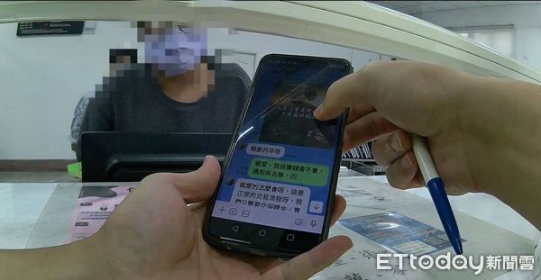 ▲東港警分局員警與行員成功勸阻郭男匯款。（圖／記者陳崑福翻攝）