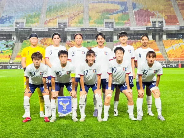 ▲中華女足賽前合照、中華女足9號許翊筠。（圖／足協提供）