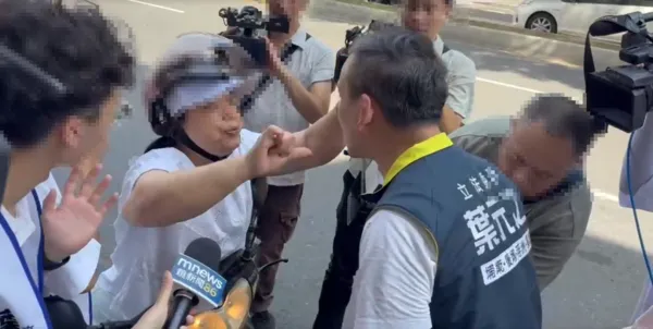 ▲▼葉元之掃街遭路人吐口水。（圖／葉元之辦公室提供）