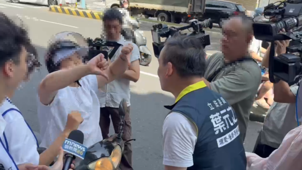 ▲▼葉元之掃街遭路人吐口水。（圖／葉元之辦公室提供）