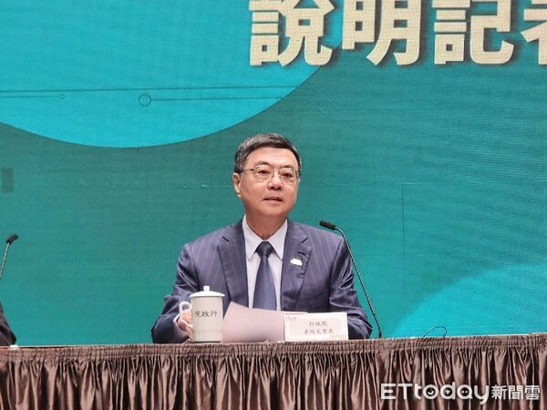 ▲▼行政院長卓榮泰出席會後記者會，說明110-113年歲計賸餘使用情形。（圖／記者陳家祥攝）