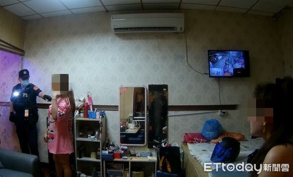▲警員入內搜索查查扣監視器主機、鏡頭、潤滑油、保險套、現金7,000元及帳冊等證物。（圖／中壢警分局提供）