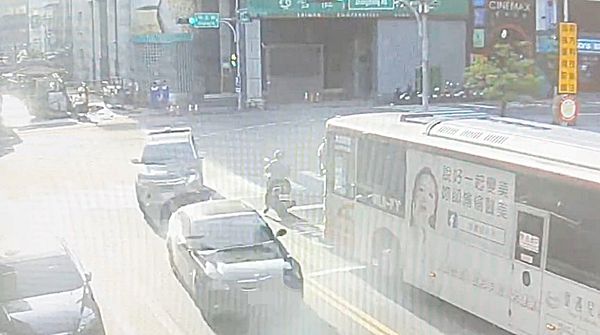 ▲桃園警方今天清晨在成功路巡邏實現黑色轎車車牌已遭註銷，且車牌與車身不符欲攔檢，但轎車拒檢高速逃逸。（圖／桃園警分局提供）