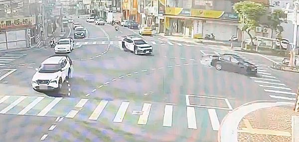 ▲桃園警方今天清晨在成功路巡邏欲攔查遭註銷車牌黑色轎車，轎車拒檢高速逃逸。（圖／桃園警分局提供）