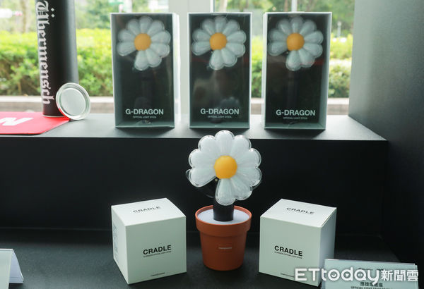 ▲▼G-DRAGON展覽的周邊商品陸陸續續賣光，粉絲崩潰不已。（圖／記者周宸亘攝）