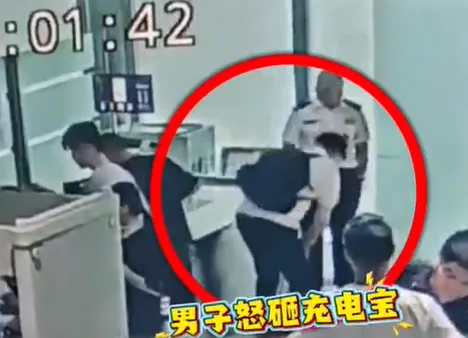 ▲陸男在機場怒摔違規行充。（圖／翻攝自微博）